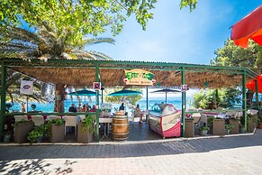 Studio Next to the Beach w Terrace & Parking