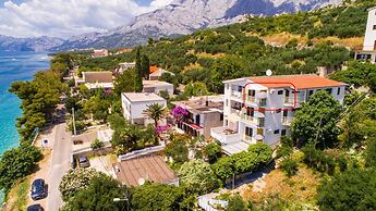 Apt Next to the Beach w Balcony and sea View