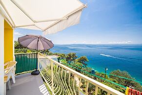 Apt Next to the Beach w Balcony and sea View