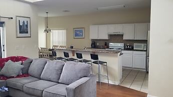 Spacious 5br, 3.5ba Villa South Facing Pool 5 Bedroom Villa by Redawni