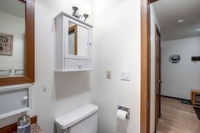 06sw - Fireplace - W/d - Kitchen - Sleeps 7 2 Bedroom Home by RedAwnin