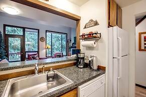 06sw - Fireplace - W/d - Kitchen - Sleeps 7 2 Bedroom Home by RedAwnin