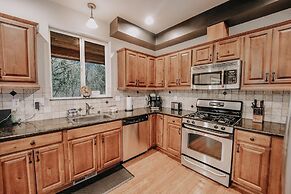 20gs - Wifi - F/p - W/d - Sleeps 6 3 Bedroom Home by RedAwning