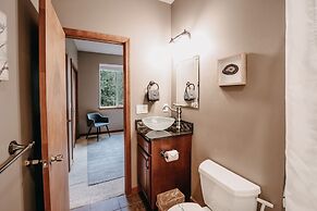 20gs - Wifi - F/p - W/d - Sleeps 6 3 Bedroom Home by RedAwning