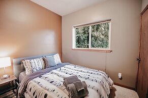 20gs - Wifi - F/p - W/d - Sleeps 6 3 Bedroom Home by RedAwning