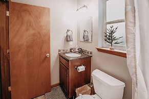 20gs - Wifi - F/p - W/d - Sleeps 6 3 Bedroom Home by RedAwning