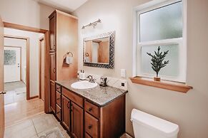 20gs - Wifi - F/p - W/d - Sleeps 6 3 Bedroom Home by RedAwning