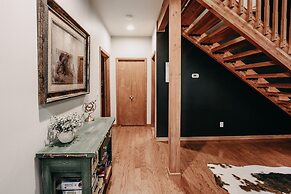 20gs - Wifi - F/p - W/d - Sleeps 6 3 Bedroom Home by RedAwning