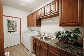 20gs - Wifi - F/p - W/d - Sleeps 6 3 Bedroom Home by RedAwning