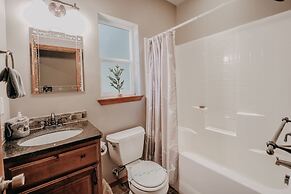 20gs - Wifi - F/p - W/d - Sleeps 6 3 Bedroom Home by RedAwning