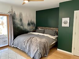 SW Decoy Home With Private Outdoor Living Space Includes Firepit by Re