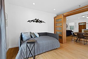 SW Decoy Home With Private Outdoor Living Space Includes Firepit by Re