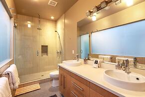 FOUR Condo with Columbia River Gorge View and Hot Tub by RedAwning