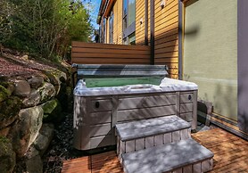 FOUR Condo with Columbia River Gorge View and Hot Tub by RedAwning
