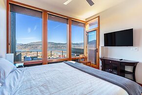 FOUR Condo with Columbia River Gorge View and Hot Tub by RedAwning