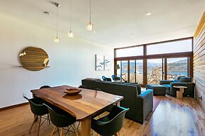 FOUR Condo with Columbia River Gorge View and Hot Tub by RedAwning