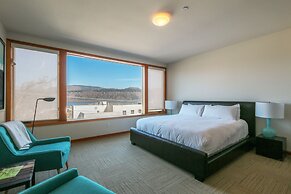 FOUR Condo with Columbia River Gorge View and Hot Tub by RedAwning