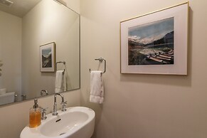 FOUR Condo with Columbia River Gorge View and Hot Tub by RedAwning