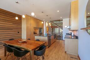 FOUR Condo with Columbia River Gorge View and Hot Tub by RedAwning