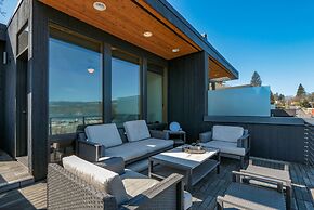 FOUR Condo with Columbia River Gorge View and Hot Tub by RedAwning