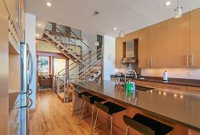 FOUR Condo with Columbia River Gorge View and Hot Tub by RedAwning