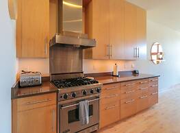 FOUR Condo with Columbia River Gorge View and Hot Tub by RedAwning