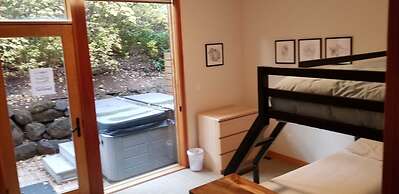 FOUR Condo with Columbia River Gorge View and Hot Tub by RedAwning