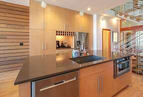 FOUR Condo with Columbia River Gorge View and Hot Tub by RedAwning