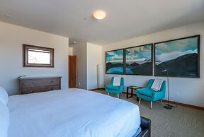 FOUR Condo with Columbia River Gorge View and Hot Tub by RedAwning