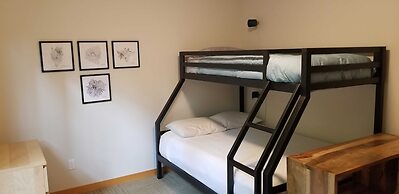 FOUR Condo with Columbia River Gorge View and Hot Tub by RedAwning