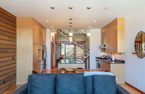 FOUR Condo with Columbia River Gorge View and Hot Tub by RedAwning