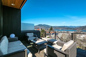 FOUR Condo with Columbia River Gorge View and Hot Tub by RedAwning