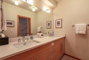 FOUR Condo with Columbia River Gorge View and Hot Tub by RedAwning