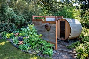 Venture Garden House 1 Bedroom Cottage by Redawning