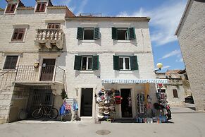 Modern apt in the Stone House in the Very Center