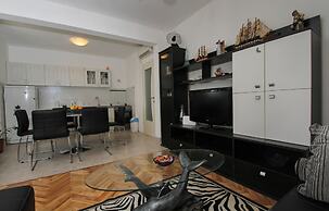 Modern apt in the Stone House in the Very Center