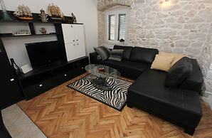 Modern apt in the Stone House in the Very Center