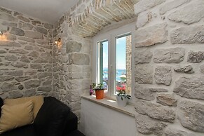 Modern apt in the Stone House in the Very Center