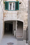Modern apt in the Stone House in the Very Center
