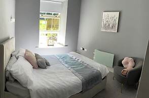 2 Bed Woodland Retreat - Garden & Free Parking