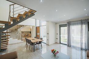 Park-View Pool Villa steps to the Beach