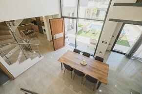 Park-View Pool Villa steps to the Beach