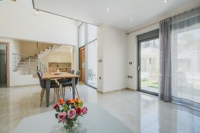 Park-View Pool Villa steps to the Beach