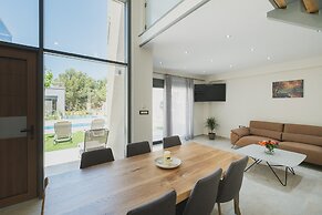 Park-View Pool Villa steps to the Beach