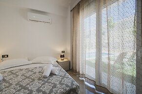 Park-View Pool Villa steps to the Beach