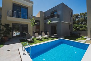 Park-View Pool Villa steps to the Beach