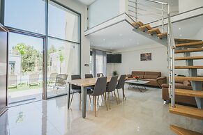 Park-View Pool Villa steps to the Beach