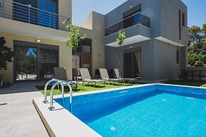 Park-View Pool Villa steps to the Beach