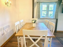 Stunning Estate Sleeps 22 Private Parking & Garden
