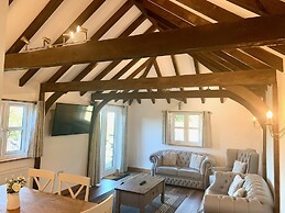 Stunning Estate Sleeps 22 Private Parking & Garden